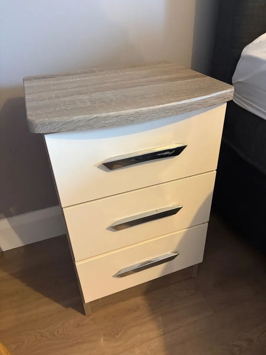 Two bedside lockers and a tall chest of drawers - Image 2