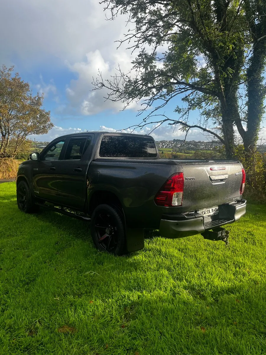 Toyota Hilux invincible x - Image 3