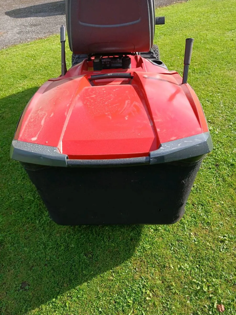 22hp Twin cylinder Castlegarden with hydrostatic - Image 4