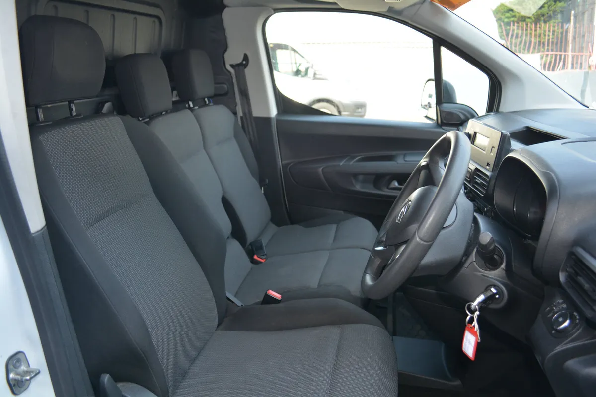 Opel Combo - 3 seat cab DEALER Service history - Image 3