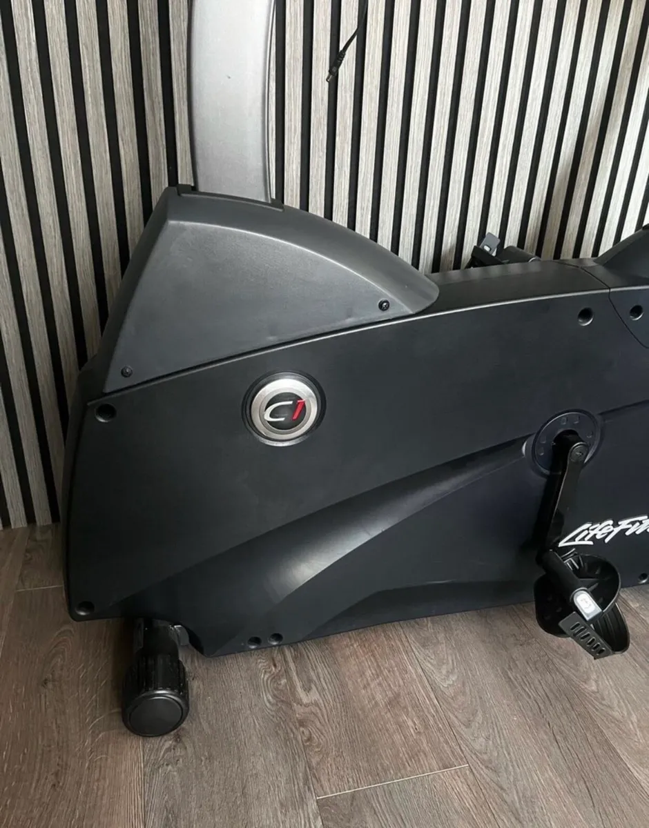 Large Life fitness C1 exercise bike - Image 3