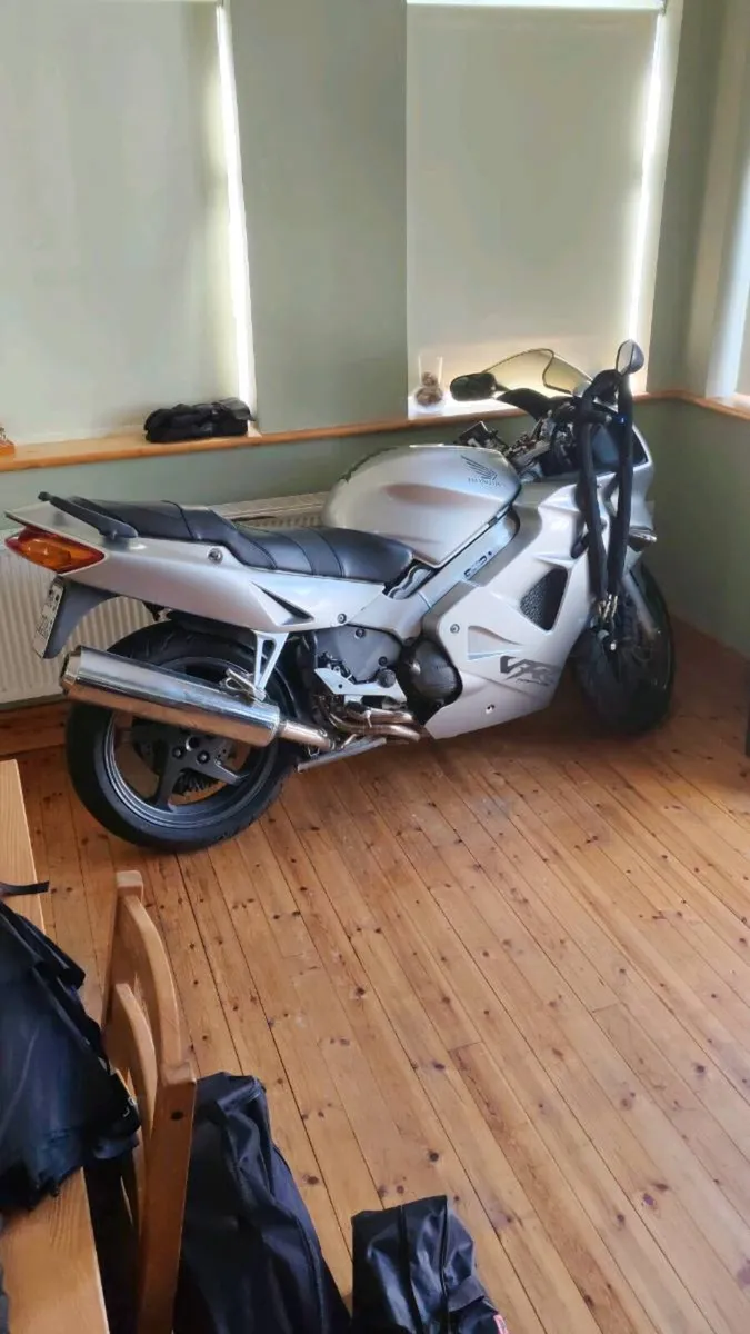 Honda VFR800fi - Image 1
