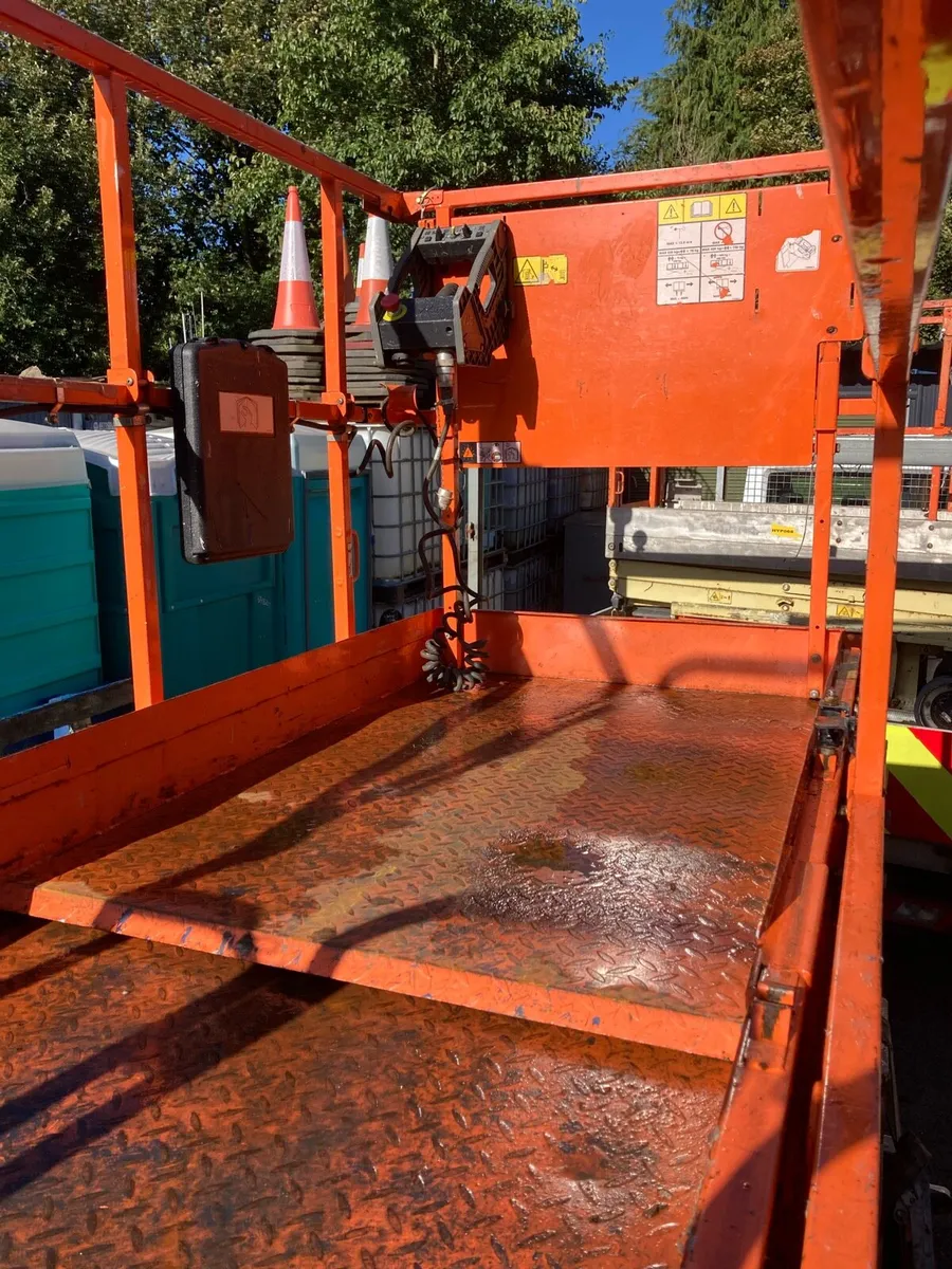 JLG 32 ft scissor platform hoist - Image 4
