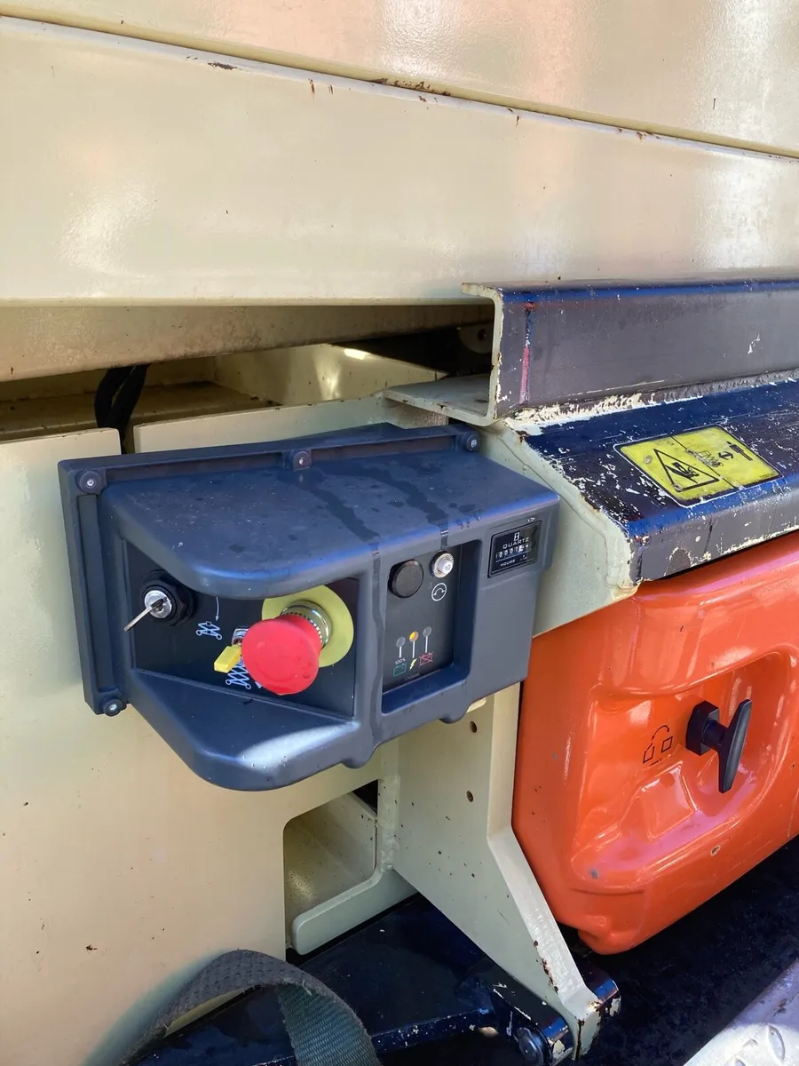 JLG 32 ft scissor platform hoist - Image 3