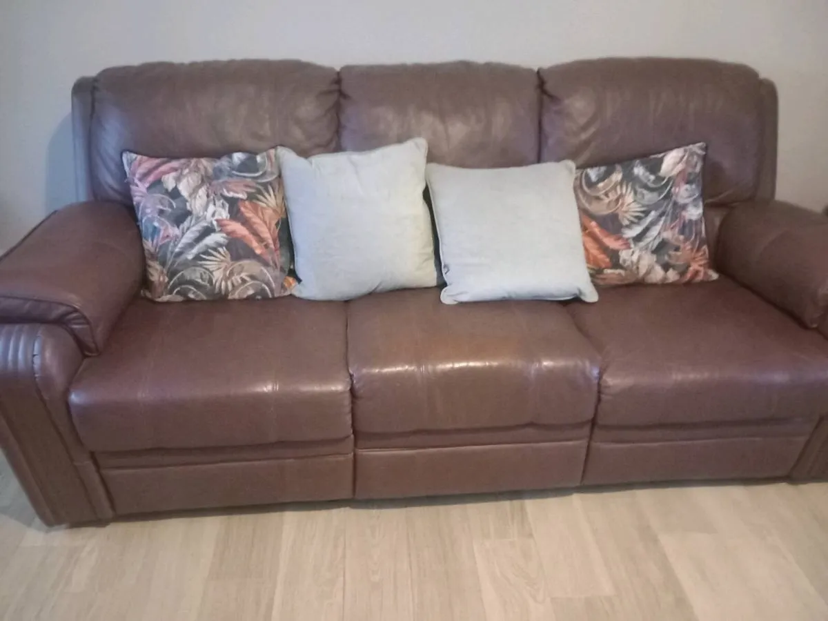 3 piece leather sofa + 2 armchairs - Image 1