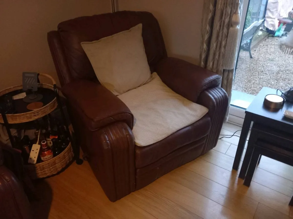 3 piece leather sofa + 2 armchairs - Image 3