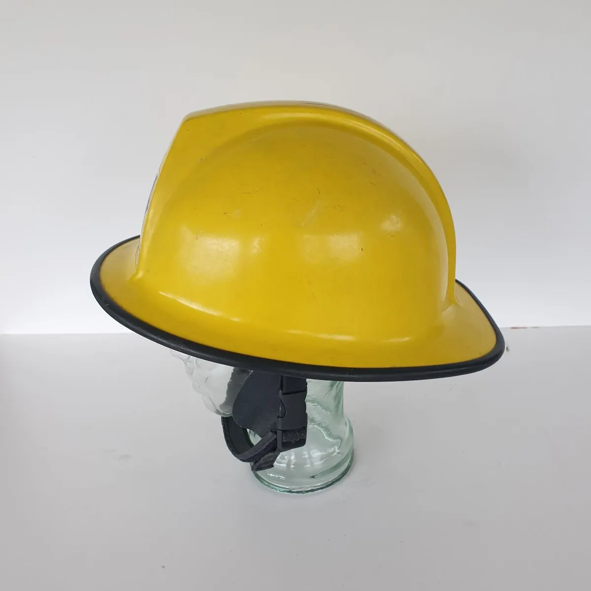 Firefighters helmet 1996 Cromwell F500L PROP - Image 2