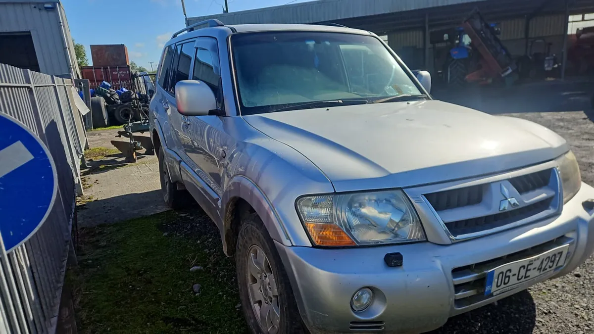 MITSUBISHI PAGERO 2006 NOT SUITABLE  ROAD - Image 2