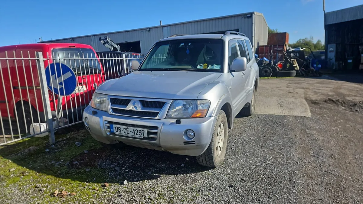 MITSUBISHI PAGERO 2006 NOT SUITABLE  ROAD - Image 1