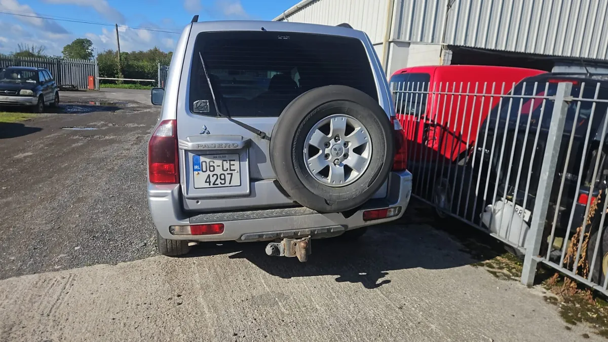 MITSUBISHI PAGERO 2006 NOT SUITABLE  ROAD - Image 3