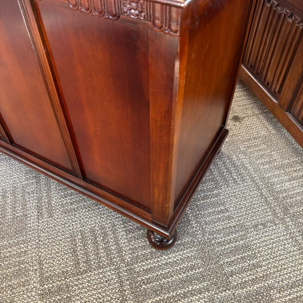 Handsome traditional oak storage blanket box. Feat - Image 3