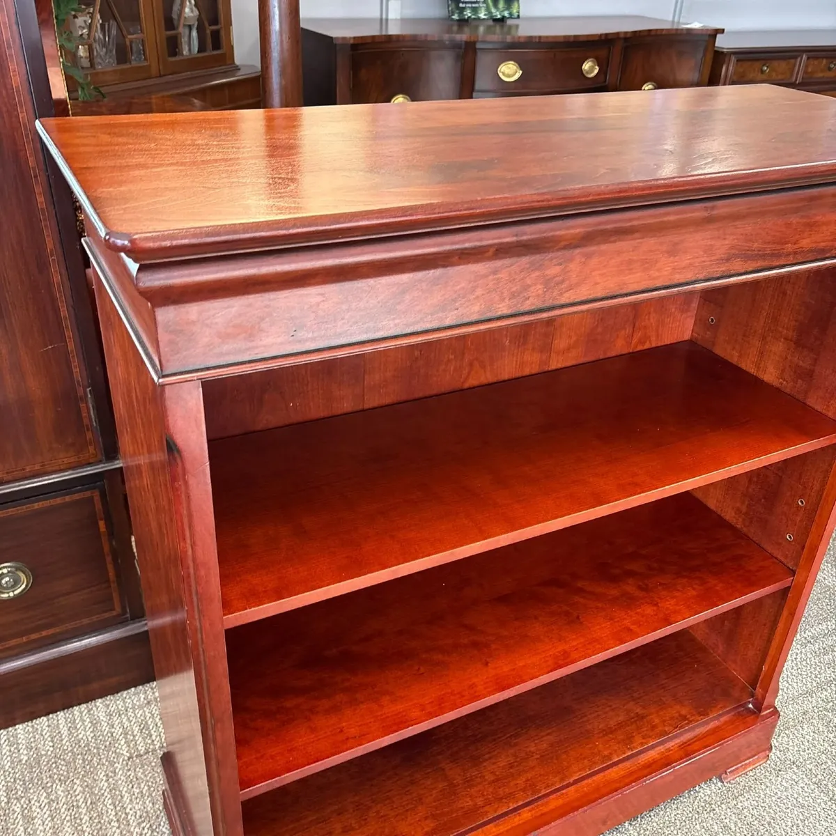 Traditional mahogany open bookcase. Classic open b - Image 1