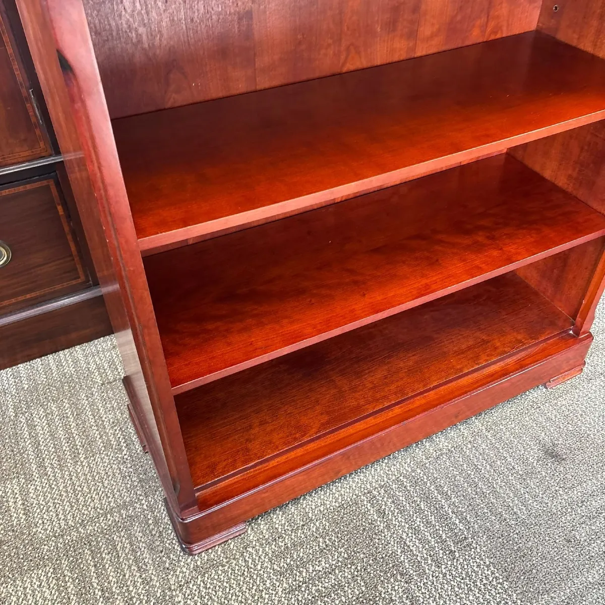 Traditional mahogany open bookcase. Classic open b - Image 3