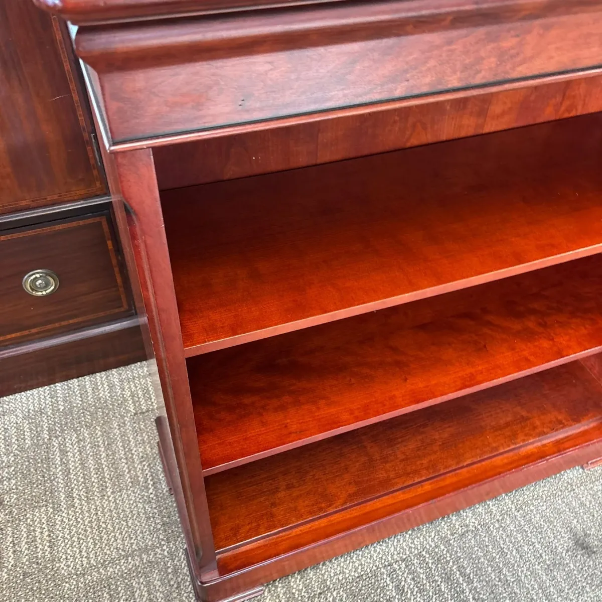 Traditional mahogany open bookcase. Classic open b - Image 4