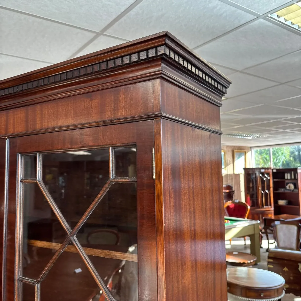 Beautiful mahogany two-door display cabinet, with - Image 2