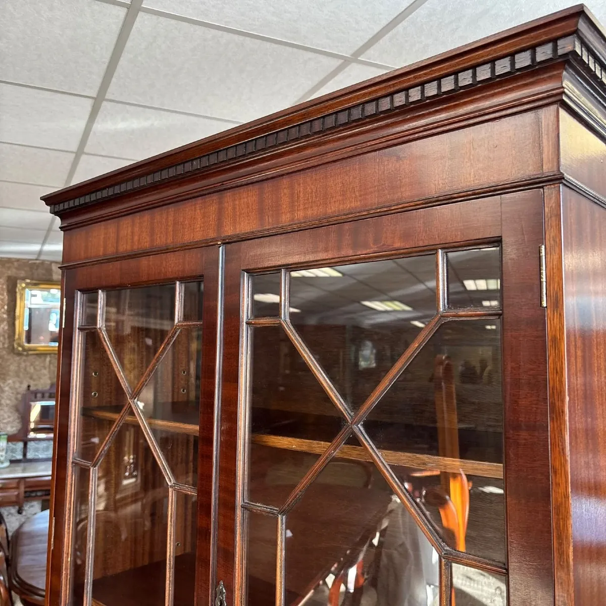 Beautiful mahogany two-door display cabinet, with - Image 3