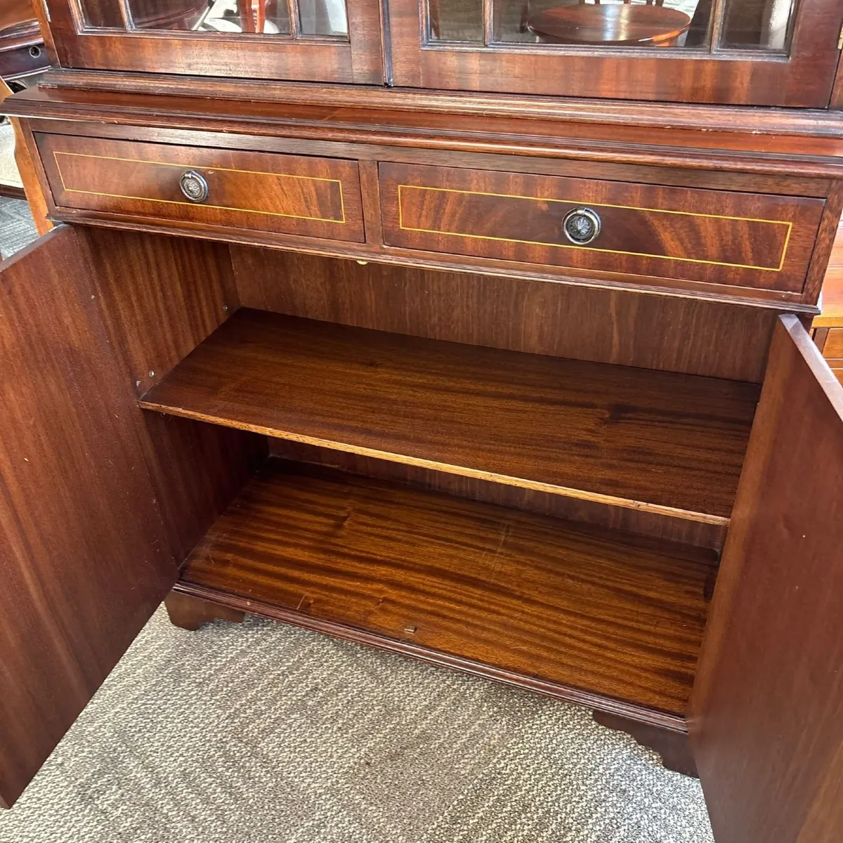 Beautiful mahogany two-door display cabinet, with - Image 4