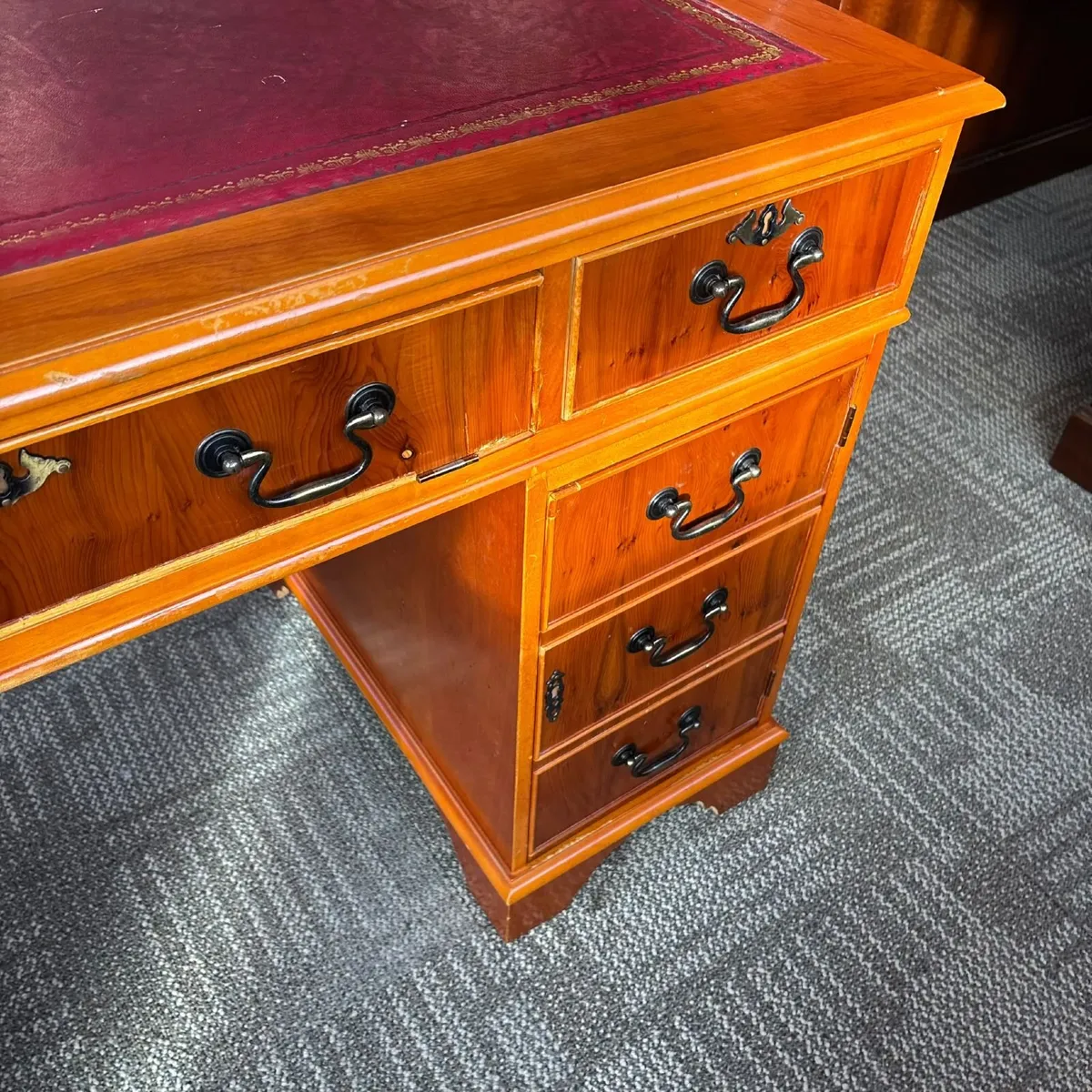 Mahogany bright red leather top twin pedestal writ - Image 4