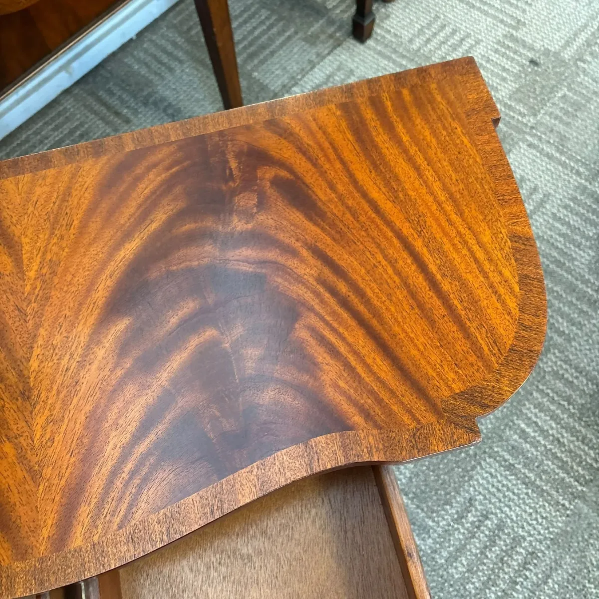 Fabulous mahogany flamed bow ended console table. - Image 4