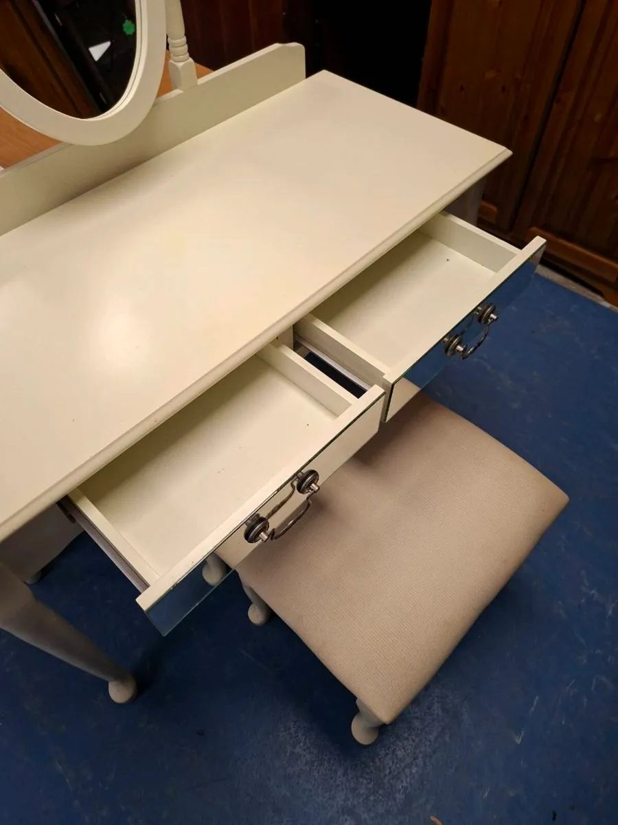 DRESSER  AND STOOL - Image 4