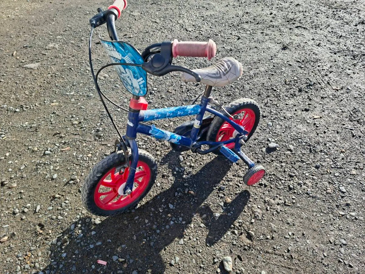 Spiderman kids 12 inch bike eith stabilizers - Image 3
