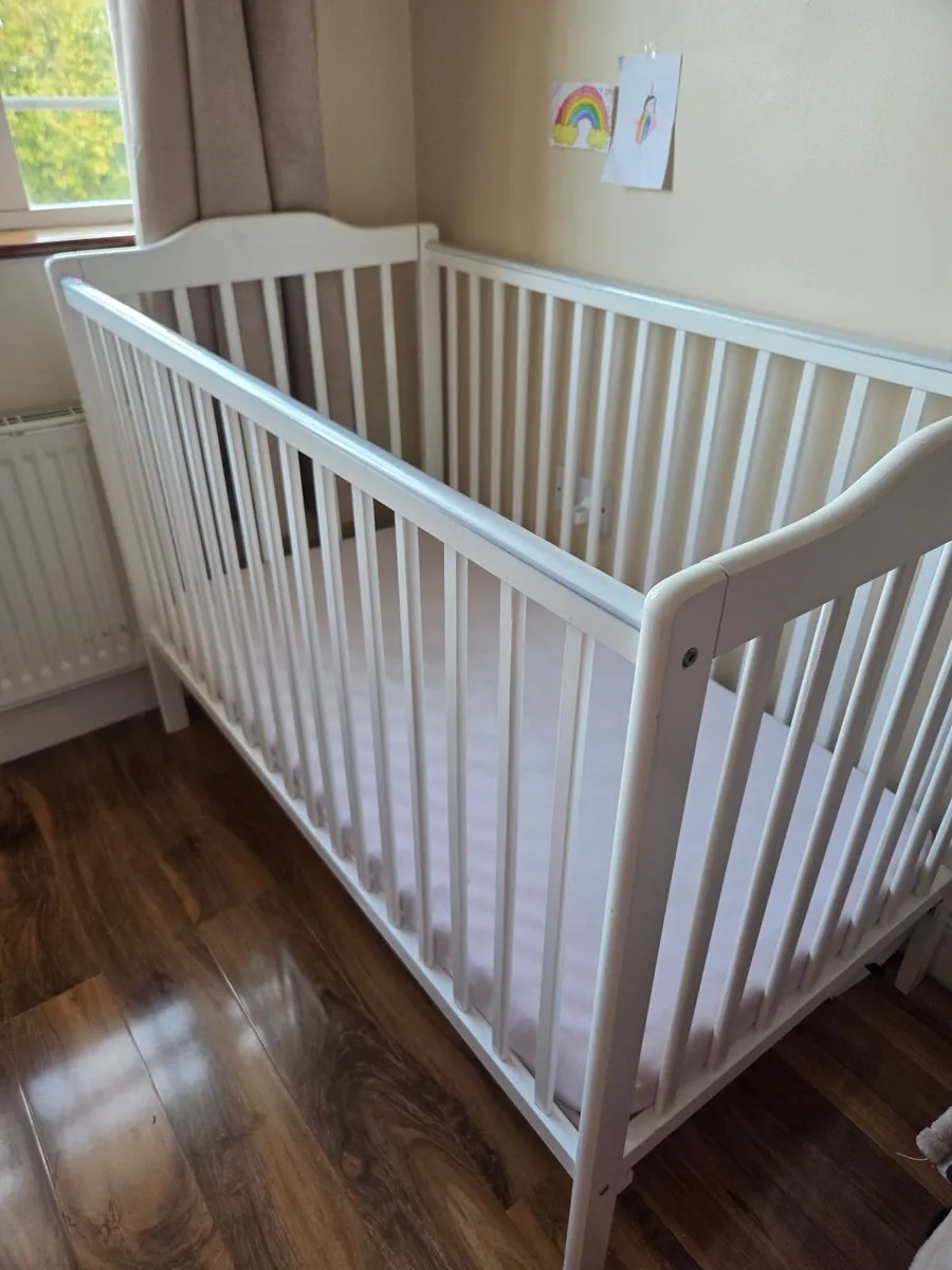 Baby cot+ duvet +3 sets of bed linen +2 mattress p - Image 1
