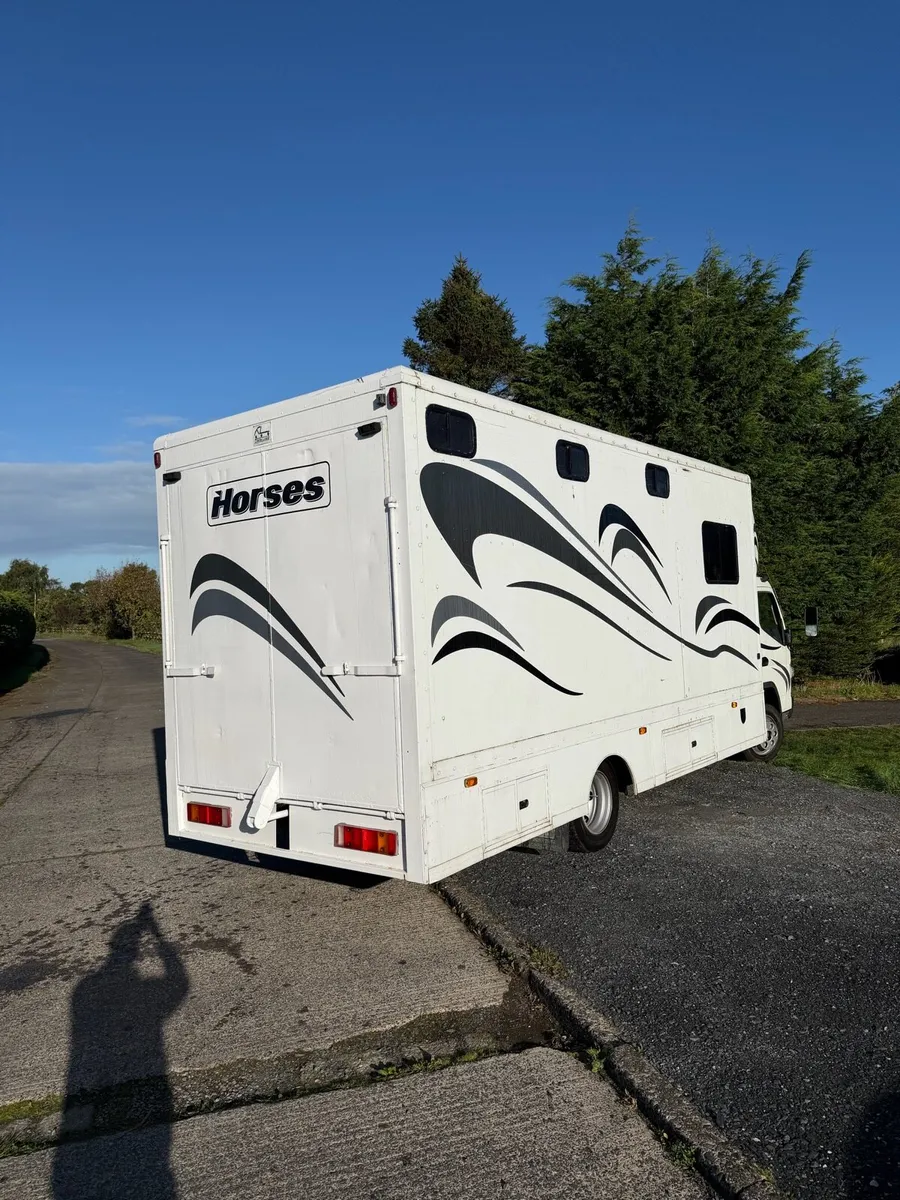 2019 Mitsubishi Canter Horse lorry - Image 2