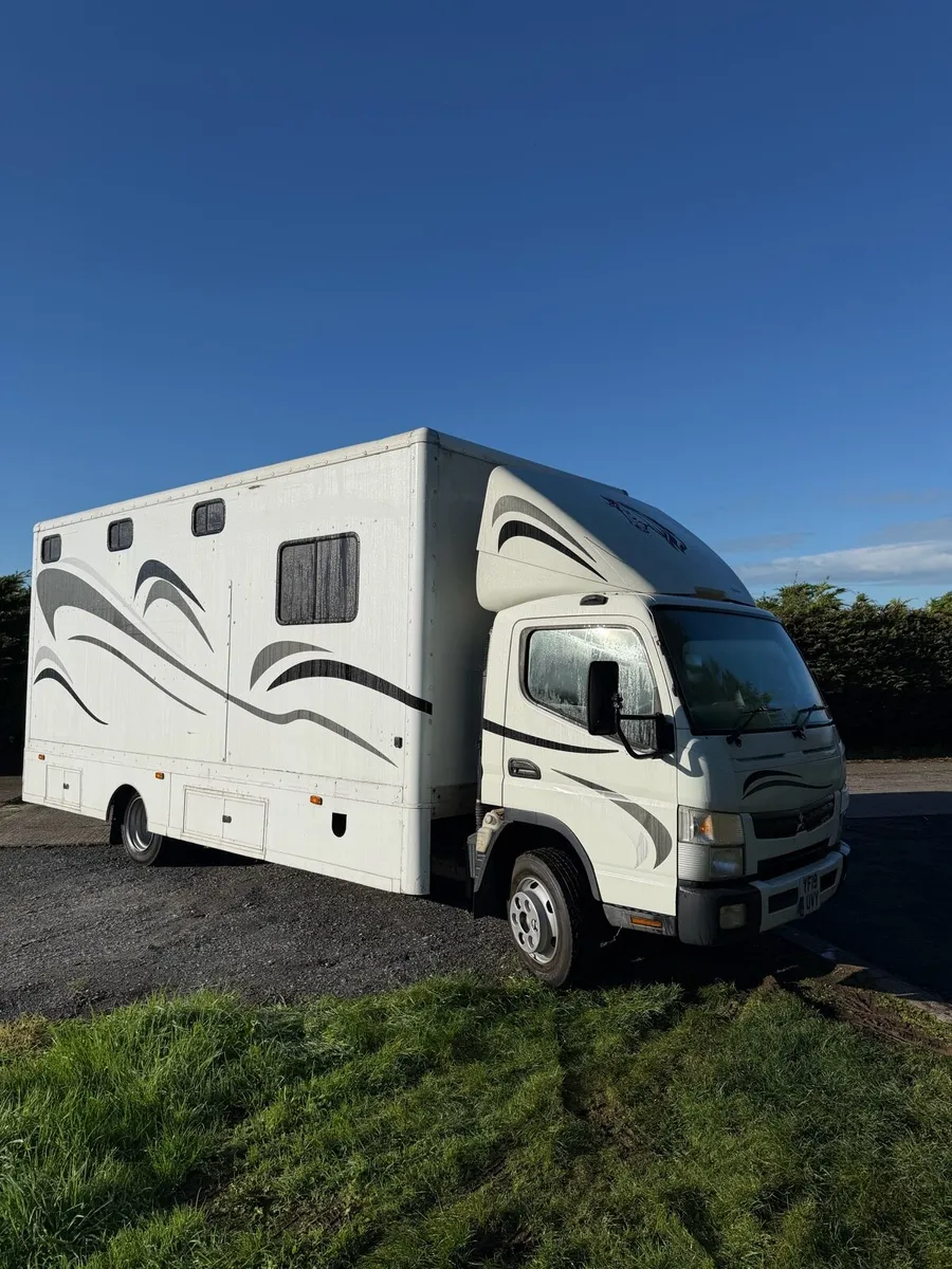 2019 Mitsubishi Canter Horse lorry - Image 1