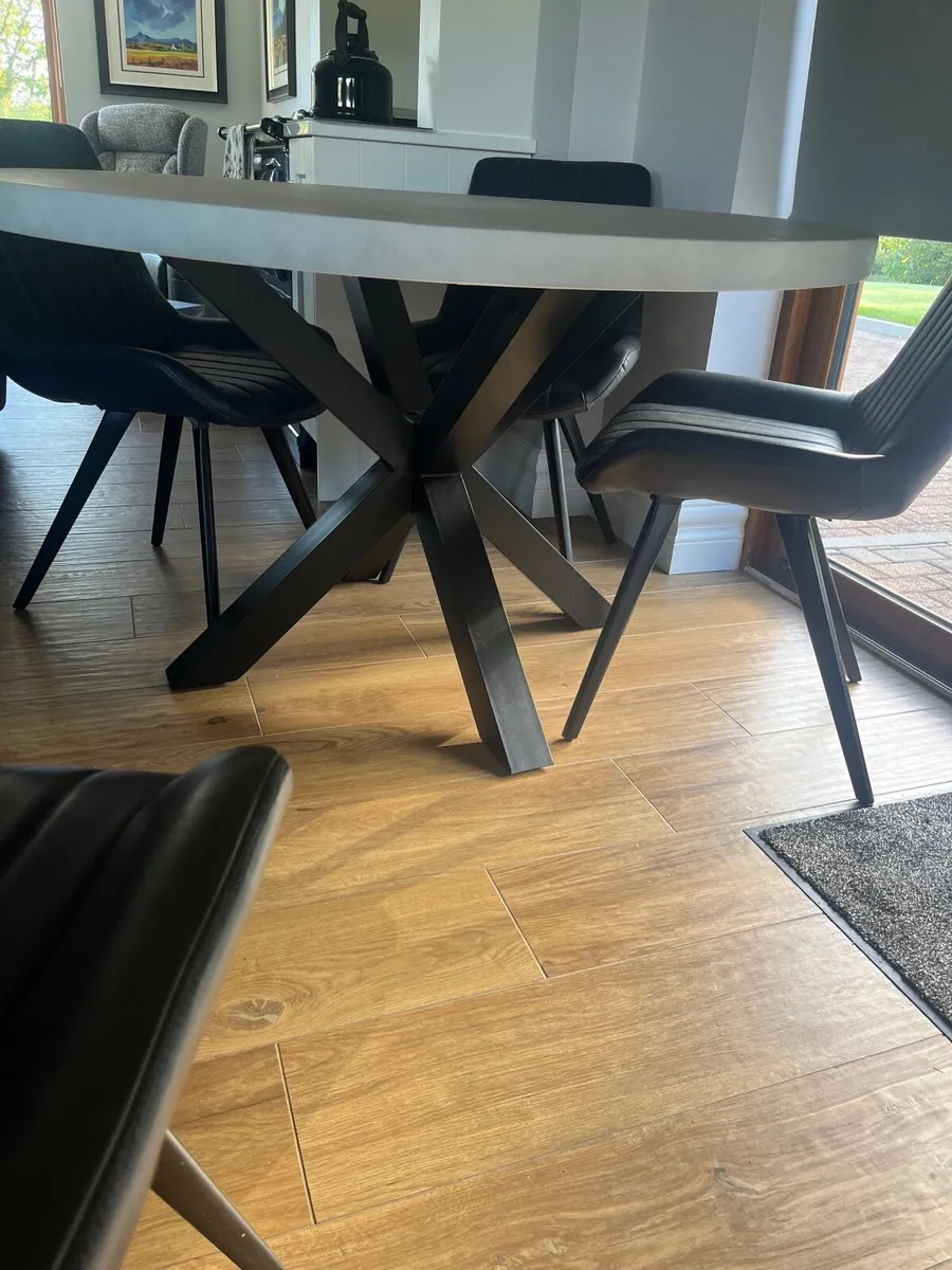 Kitchen table and chairs - Image 2