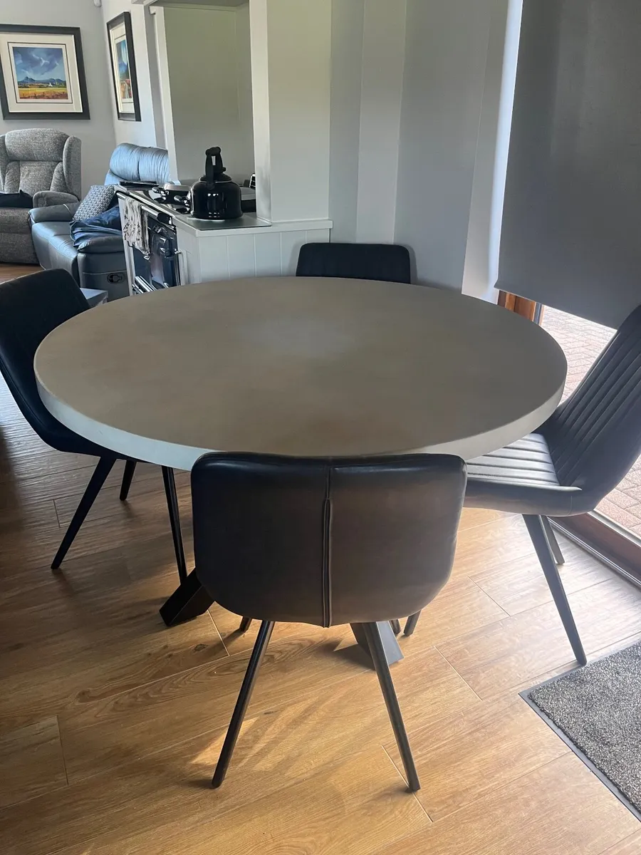 Kitchen table and chairs - Image 1