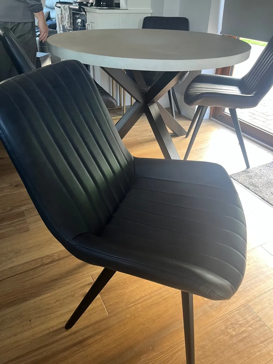 Kitchen table and chairs - Image 3