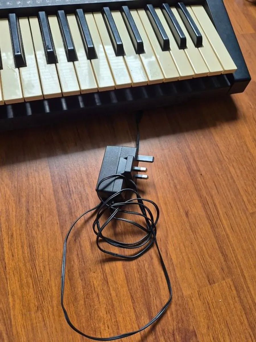Yamaha PSR-215 Keyboard - Image 2
