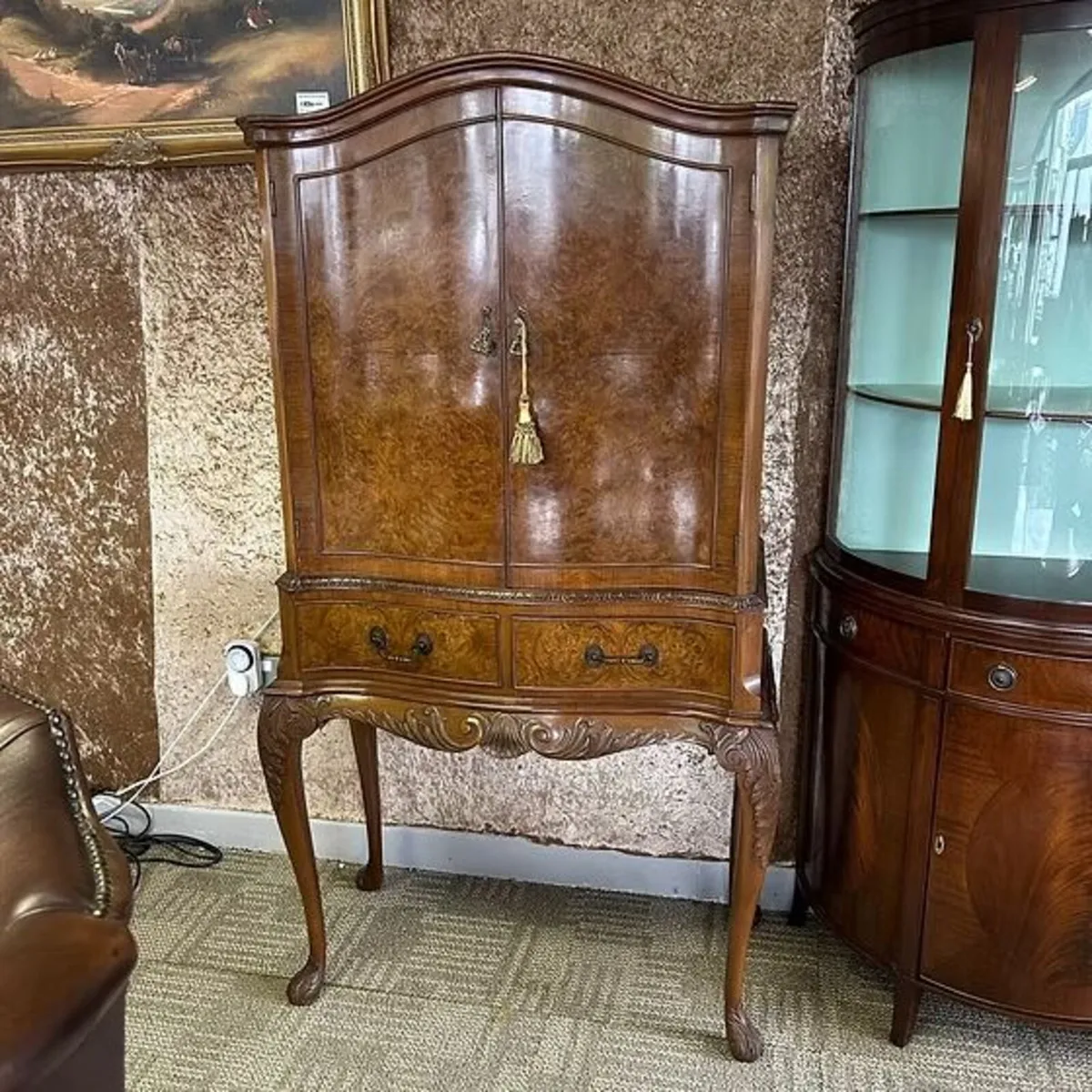 Fabulous walnut Queen Anne ornate drinks cocktail