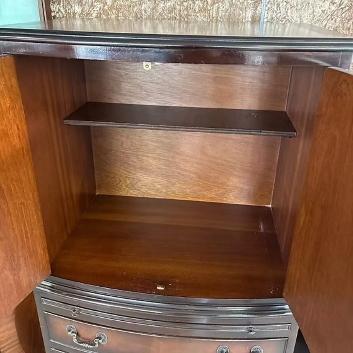 Handsome mahogany drinks cabinet featuring two cup - Image 2