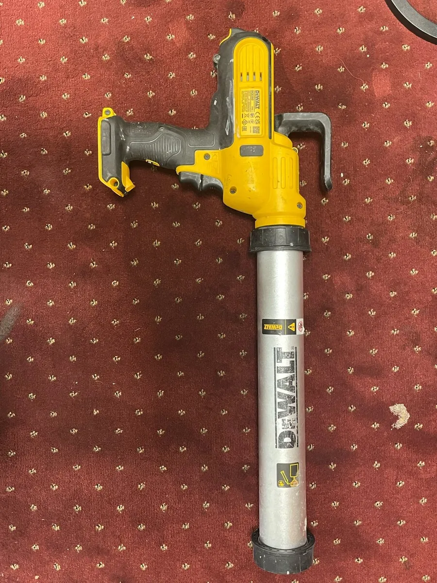 DEWALT DCE580 Electric Caulking Gun - Image 2