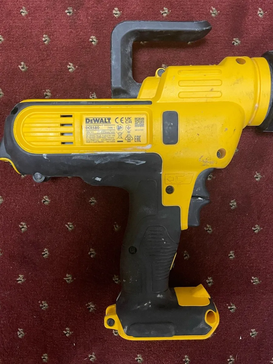 DEWALT DCE580 Electric Caulking Gun - Image 3