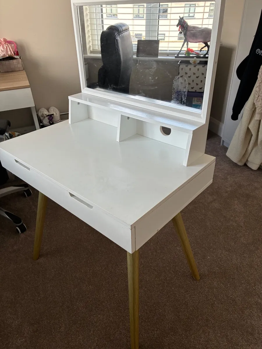 Vanity table - Image 1