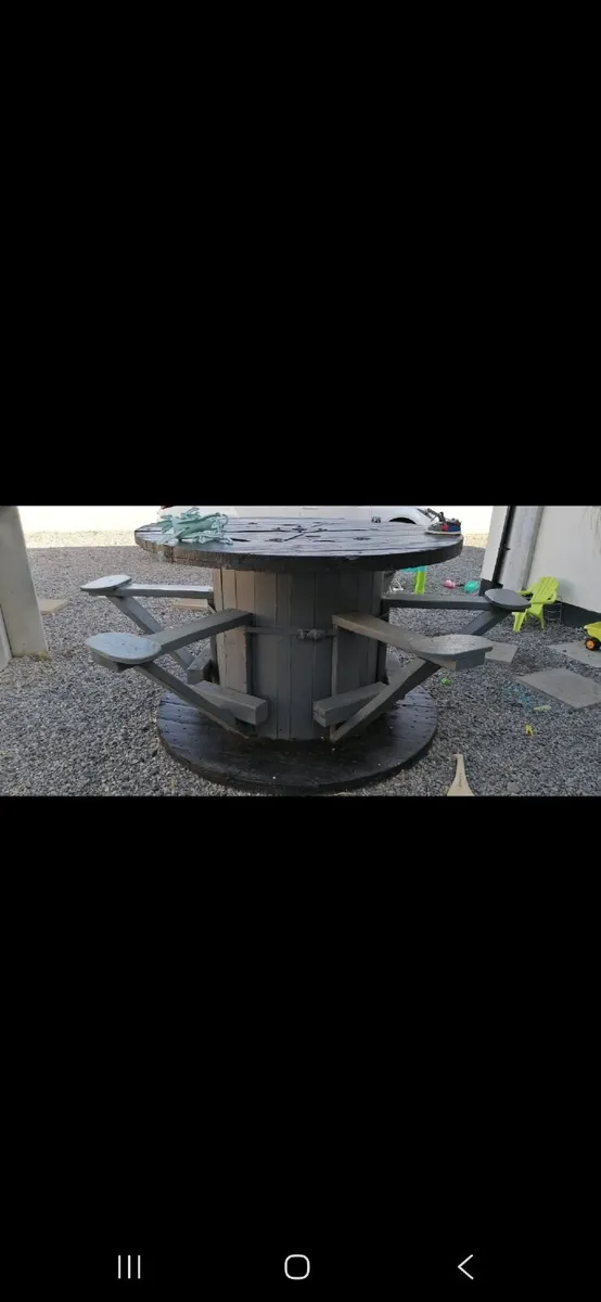 Outdoor table & seating - Image 3