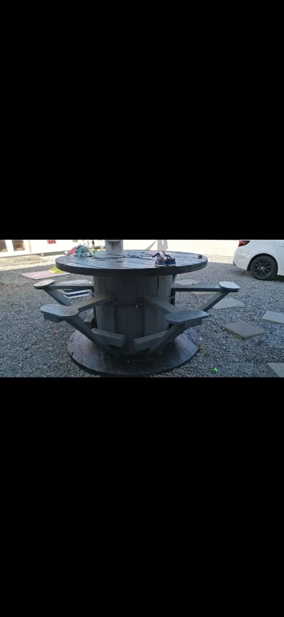 Outdoor table & seating - Image 1