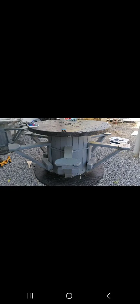 Outdoor table & seating - Image 2