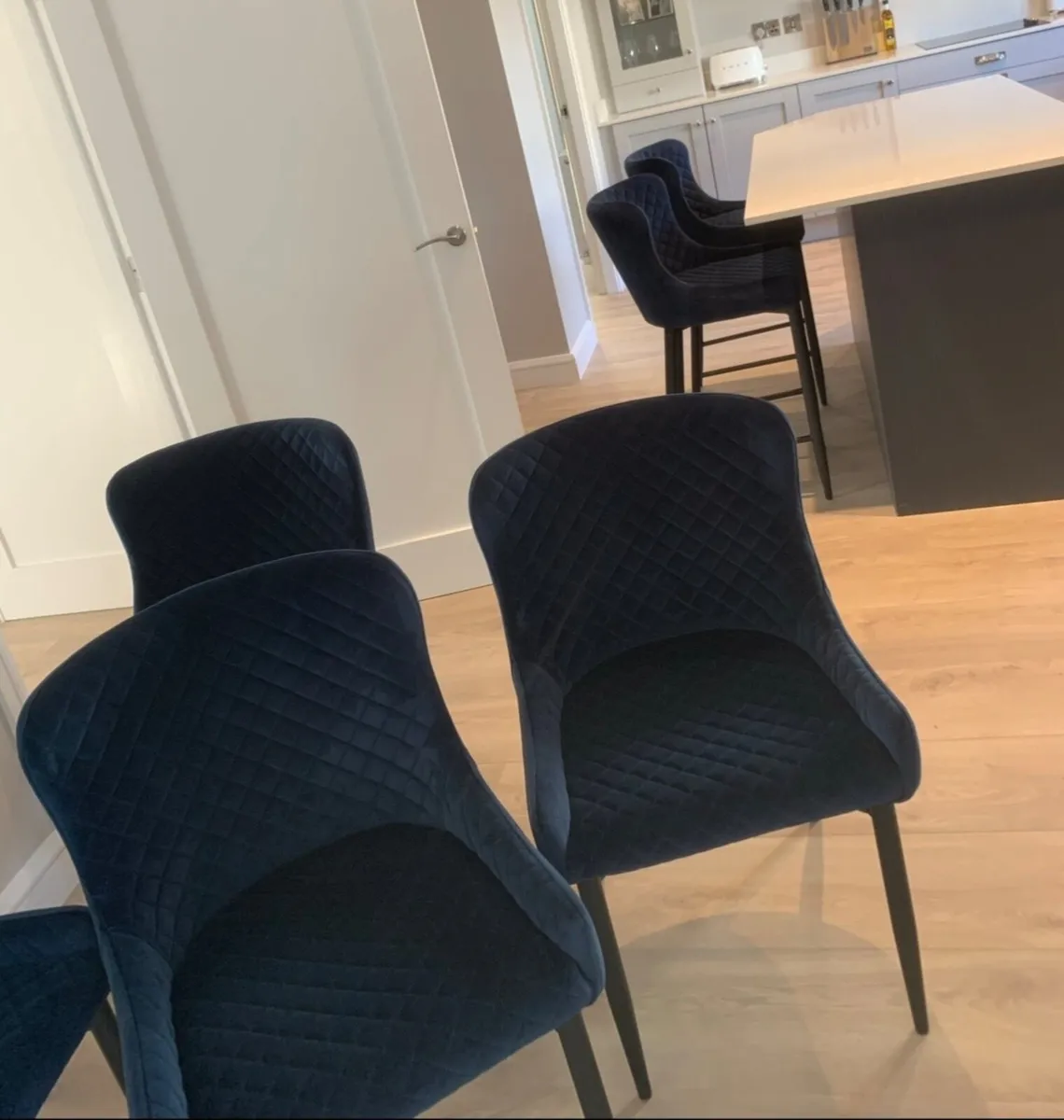 6 navy velvet kitchen chairs,  2 island chairs - Image 4