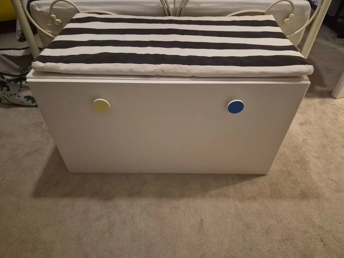 Storage drawers and bench set - Image 1