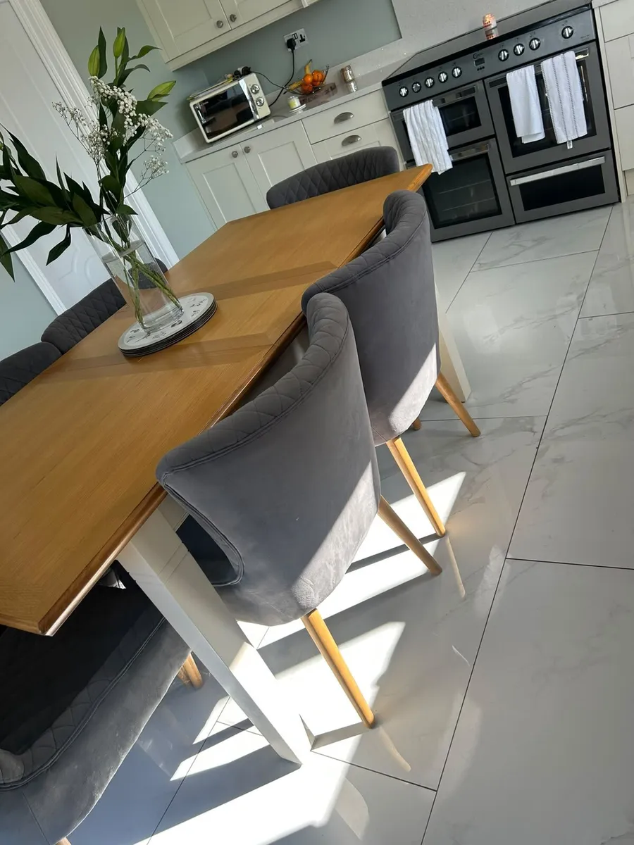 Table and chairs - Image 2