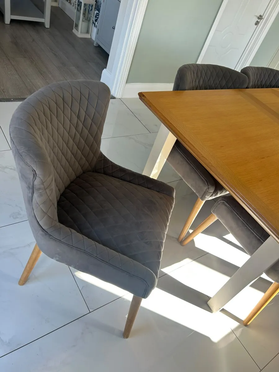 Table and chairs - Image 3