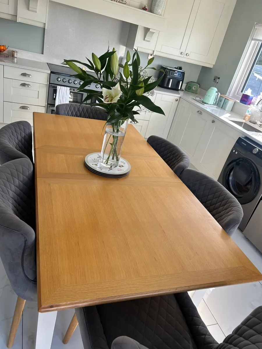 Table and chairs - Image 4