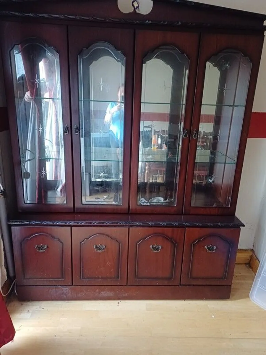 display cabinet with lights - Image 1