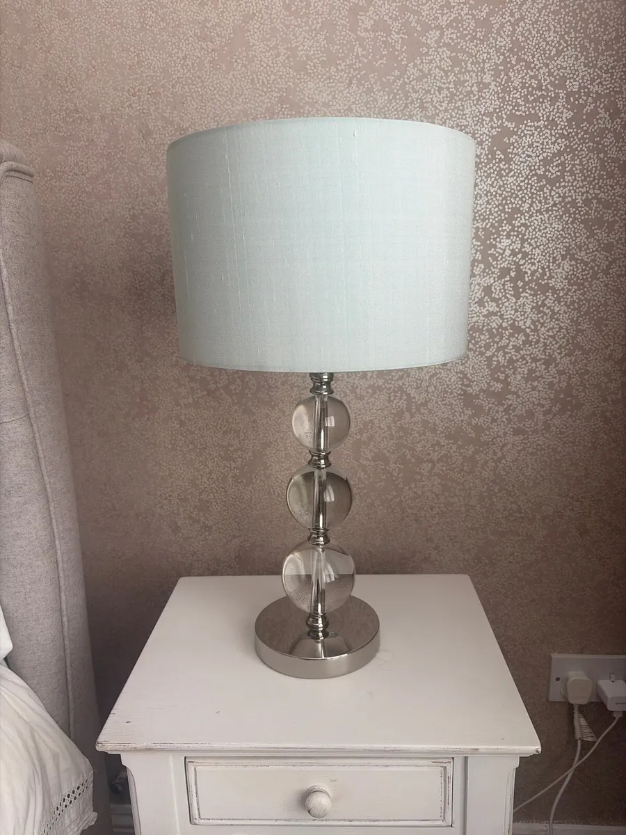 Throw and lamps - Image 2