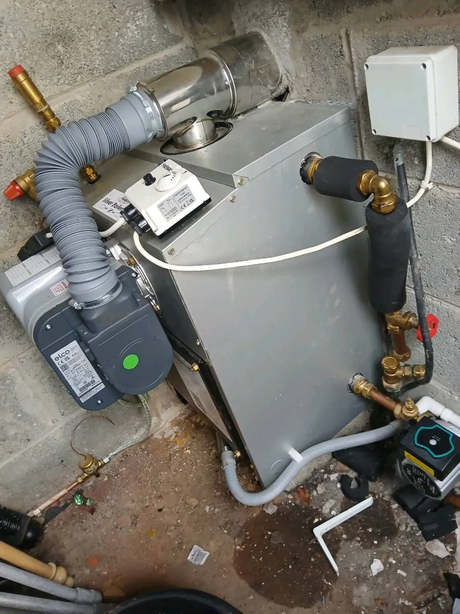 Boiler , burner and pump . - Image 1