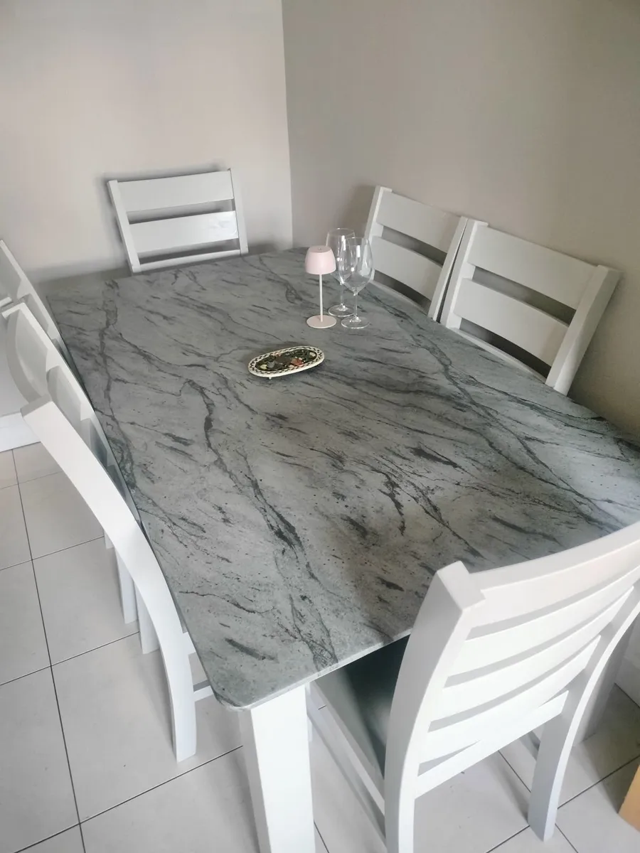 Table and chairs - Image 1