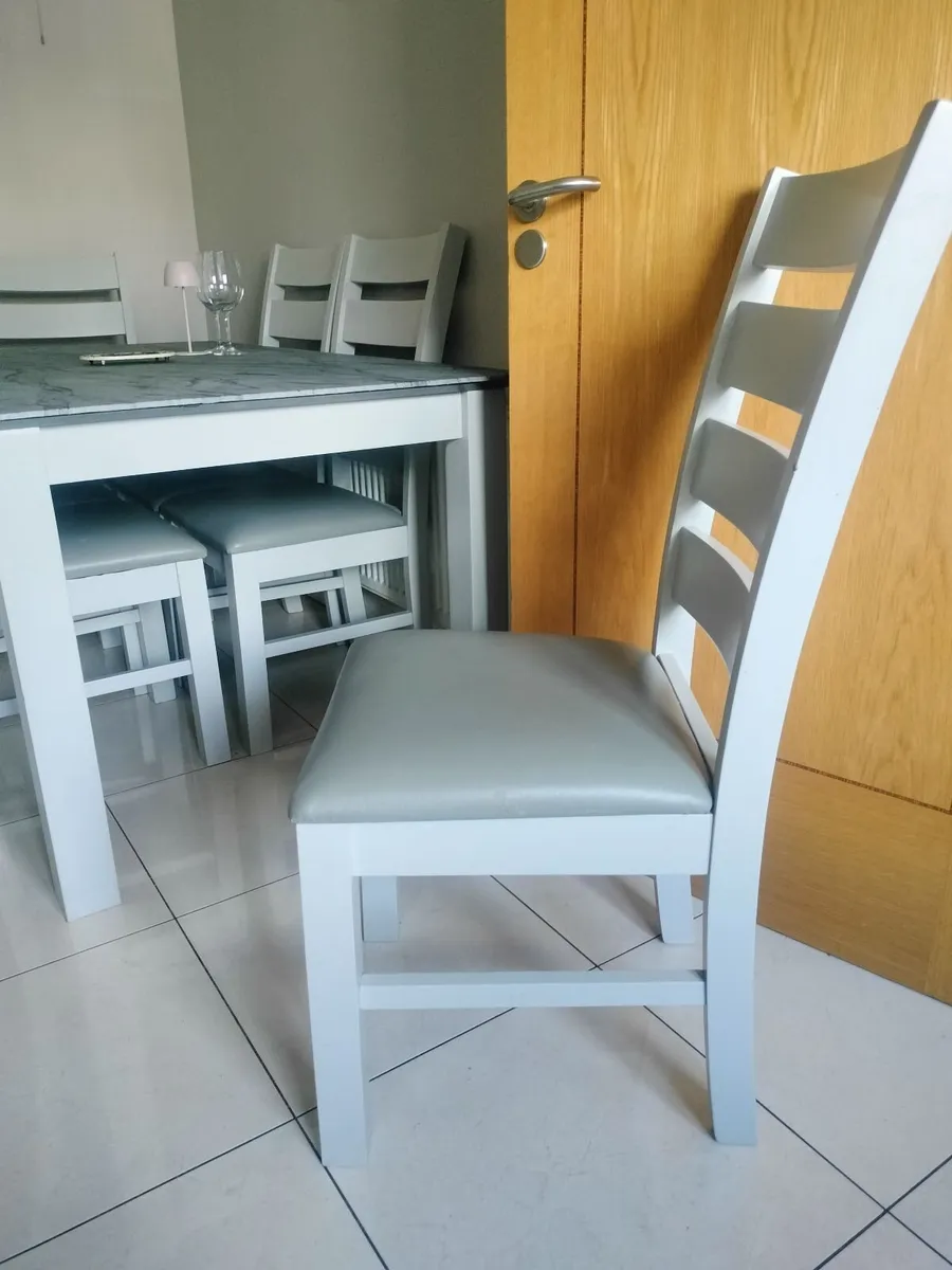 Table and chairs - Image 3